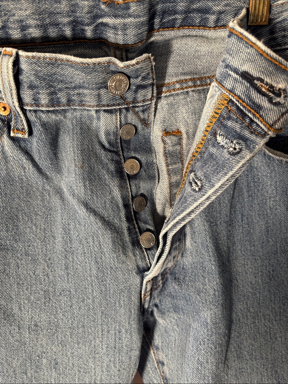 Men’s Levi 501 Medium Wash Straight Leg Button Fly Jeans, Size 33x32 - Picture 2 of 9
